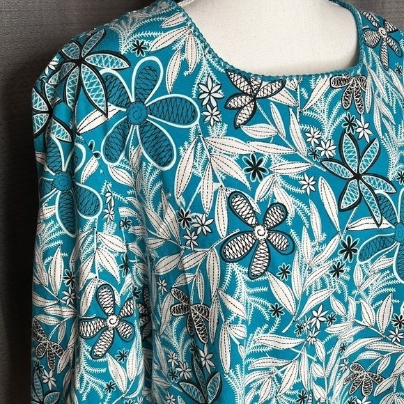 BECHAMEL XL BLUE AND WHITE FLORAL PULLOVER BLOUSE - Picture 2 of 8